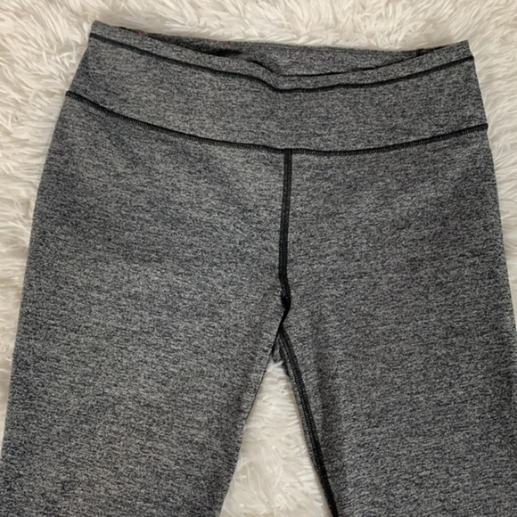 Victoria’s Secret Sport Heather Grey Cropped Leggings - Picture 2 of 7